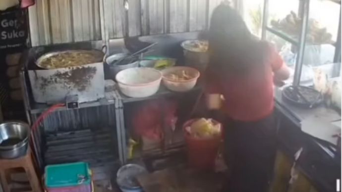 VIDEO: Detik-detik Warung Ayam Geprek Dihantam Mobil Mewah, Pemilik Tersiram Minyak Panas