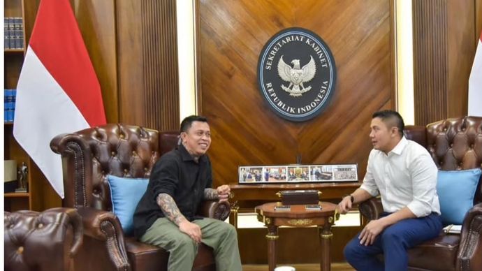 Sekretaris Kabinet (Seskab) Teddy Indra Wijaya melakukan silaturahmi dengan tokoh adat Dayak