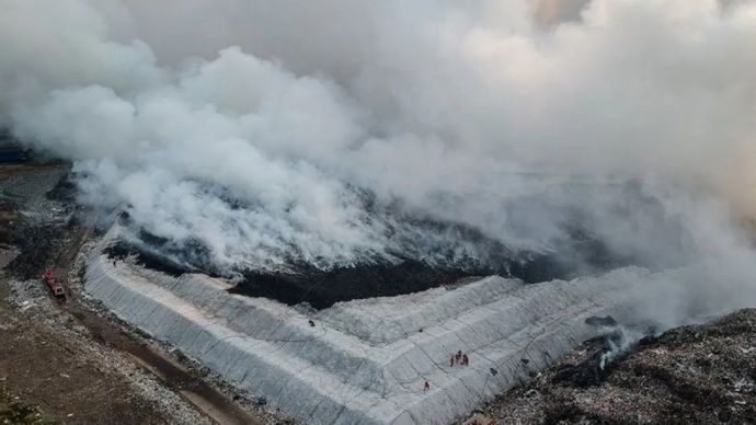 Foto udara petugas pemadam kebakaran berusaha memadamkan api di Tempat Pembuangan Akhir (TPA) Jatiwaringin, Kabupaten Tangerang, Banten, Selasa, 30 Juni 2026.