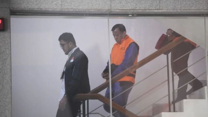 Bupati Kuantan Singingi Suhardiman Amby (kanan) berjalan usai menjalani pemeriksaan di Gedung Merah Putih KPK, Jakarta, Rabu, 1 Juli 2026. Suhardiman Amby ditetapkan sebagai tersangka bersama Sekda Kuantan Singingi Zulkarnain terkait kasus dugaan suap jual beli jabatan sekretaris daerah, dengan barang bukti satu unit mobil yang diduga digunakan sebagai instrumen suap. 