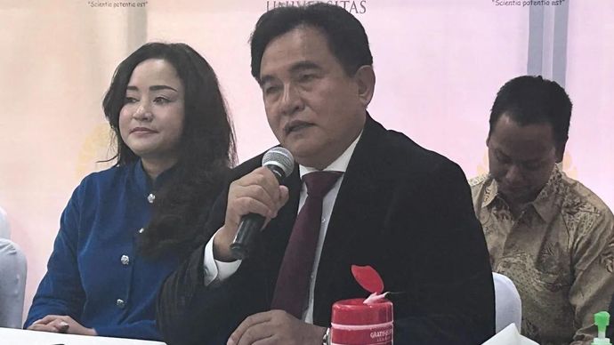 Menko Kumham Imipas Yusril Ihza Mahendra saat memberikan keterangan kepada media dalam konferensi pers di Depok, Jawa Barat, Kamis, 2 Juli 2026