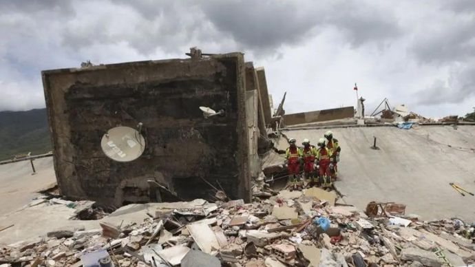 Tim penyelamat bekerja di reruntuhan bangunan di Playa Grande, negara bagian La Guaira, Venezuela, pada 28 Juni 2026