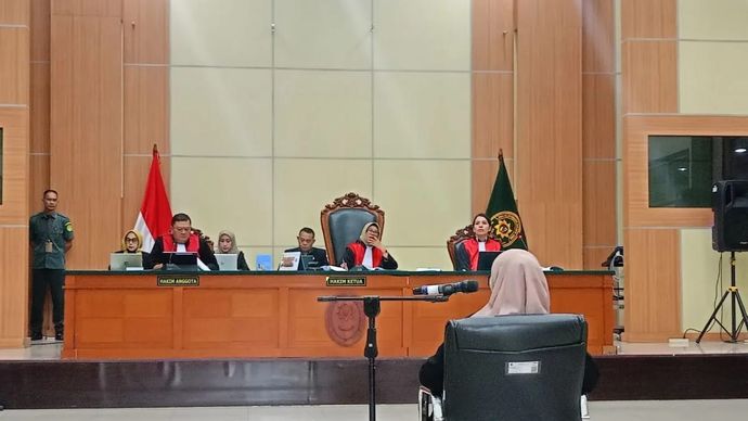 Tersangka kasus dugaan fitnah dan pencemaran nama baik terkait keaslian ijazah Presiden ke-7 RI Joko Widodo (Jokowi), Tifauzia Tyassuma (Dokter Tifa) dalam sidang perdana di Pengadilan Negeri Jakarta Timur, Kamis, 2 Juli 2026