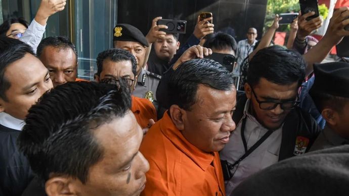Bupati Kuantan Singingi Suhardiman Amby (tengah) berjalan usai menjalani pemeriksaan di Gedung Merah Putih KPK, Jakarta, Rabu, 1 Juli 2026. Suhardiman Amby ditetapkan sebagai tersangka bersama Sekda Kuantan Singingi Zulkarnain terkait kasus dugaan su