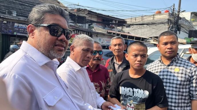 Penasihat Khusus Presiden Bidang Ketenagakerjaan dan Kesejahteraan Buruh, Said Iqbal (kiri) mengunjungi korban penyekapan dan penyiksaan, Tegar Saputra, di kediamannya di kawasan Kebon Jeruk, Jakarta Barat, Rabu, 1 Juli 2026.