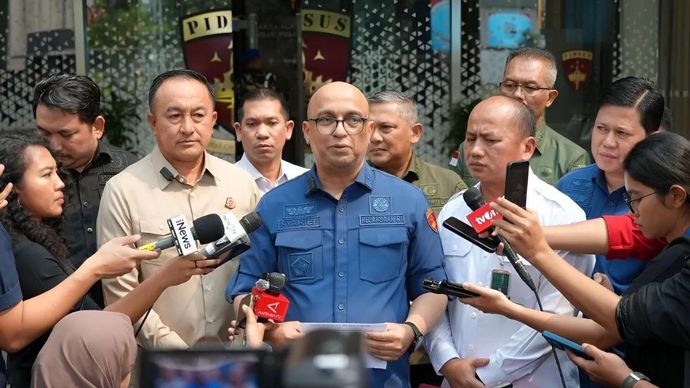 Direktur Penyidikan Jaksa Agung Muda Bidang Tindak Pidana Khusus (Jampidsus) Kejagung Syarief Sulaeman Nahdi (tengah) bersama Kepala Pusat Penerangan Hukum Kejagung Anang Supriatna (tengah kanan) dan Direktur Penindakan pada Jampidmil Kejagung Brigje