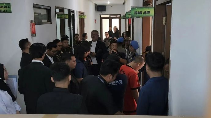 Polda Jabar saat menggelar rekonstruksi kasus penganiayaan berat dan penyekapan yang dilakukan tersangka Taufik Hidayat (30) terhadap wanita berinisial YTR (29) di Mapolda Jabar, Kota Bandung, Kamis, 2 Juli 2026.