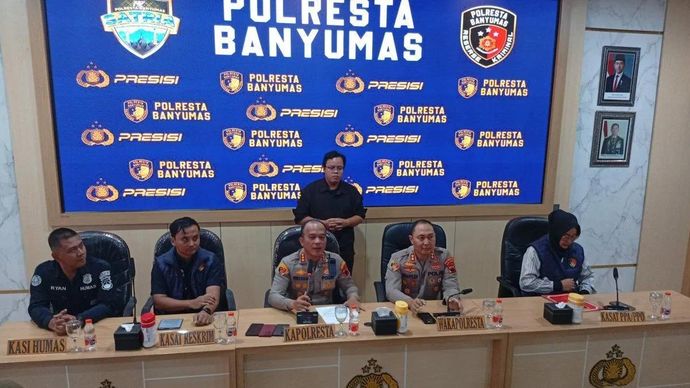 Kapolresta Banyumas Kombes Polisi Petrus P. Silalahi (tengah) dalam konferensi pers pengungkapan kasus pembunuhan berencana di Markas Polresta Banyumas, Purwokerto, Kabupaten Banyumas, Jawa Tengah, Kamis, 2 Juli 2026