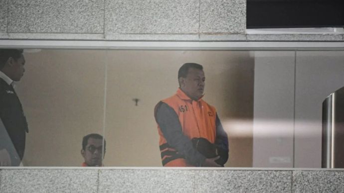 Bupati Kuantan Singingi Suhardiman Amby berjalan usai menjalani pemeriksaan di Gedung Merah Putih KPK, Jakarta, Rabu, 1 Juli 2026. Suhardiman Amby ditetapkan sebagai tersangka bersama Sekda Kuantan Singingi Zulkarnain terkait kasus dugaan suap jual beli jabatan sekretaris daerah, dengan barang bukti satu unit mobil yang diduga digunakan sebagai instrumen suap.