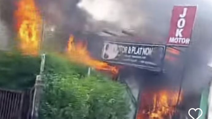 Kebakaran bangunan di Ciputat, Tangerang Selatan.