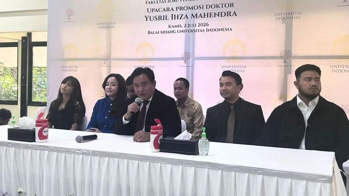 Menko Kumham Imipas Yusril Ihza Mahendra memberikan keterangan kepada media dalam konferensi pers di Jakarta, Kamis,2 Juli 2026.