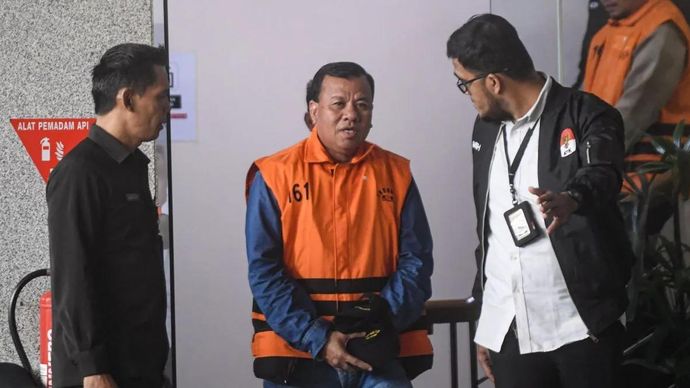 Bupati Kuantan Singingi Suhardiman Amby (tengah) berjalan usai menjalani pemeriksaan di Gedung Merah Putih KPK, Jakarta, Rabu, 1 Juli 2026. Suhardiman Amby ditetapkan sebagai tersangka bersama Sekda Kuantan Singingi Zulkarnain terkait kasus dugaan su
