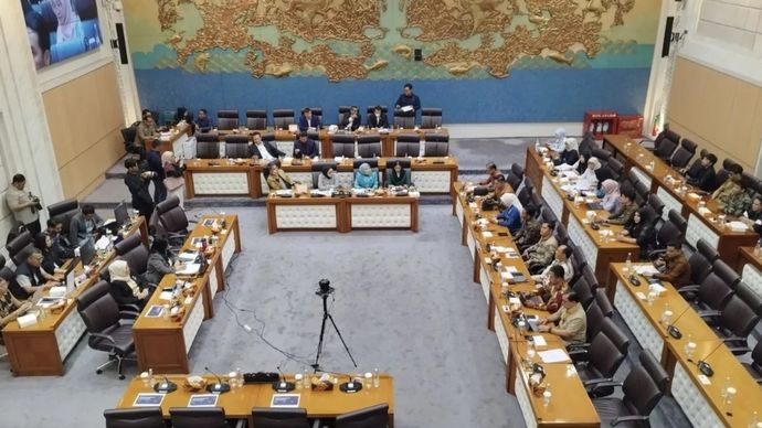 Wakil Ketua Komisi VII DPR RI Evita Nursanty memimpin rapat bersama pelaku UMKM dan Gekrafs terkait masalah TikTok Shop di kompleks parlemen, Jakarta, Kamis, 2 Juli 2026.