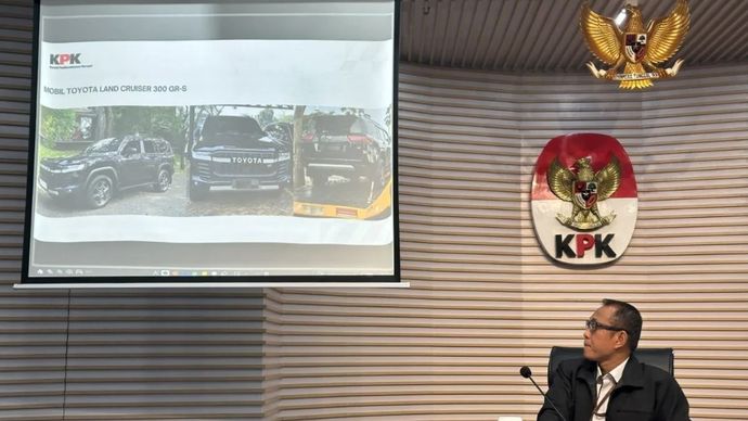 Pelaksana Tugas Direktur Penyidikan KPK Achmad Taufik Husein memperlihatkan barang bukti kasus dugaan suap jual beli jabatan di lingkungan Pemerintah Kabupaten Kuantan Singingi, di Gedung Merah Putih KPK, Jakarta, Rabu, 1 Juli 2026.