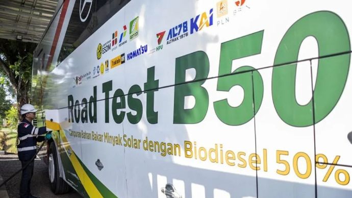 Petugas mengisi bahan bakar biodiesel 50 persen (B50) ke bus di Stasiun Blending dan Pengisian Bahan Bakar Uji Jalan B50, Lembang, Bandung Barat, Jawa Barat, Minggu, 7 Juni 2026.