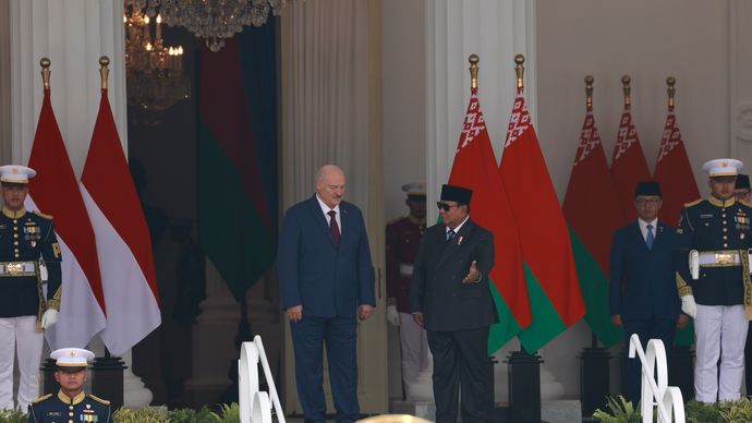 Diiringi Tari Enggang, Prabowo Sambut Hangat Presiden Belarus di Istana Merdeka.