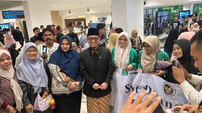 Wakil Menteri Haji dan Umrah Dahnil Anzar Simanjuntak berfoto bersama dengan keluarga petugas haji di Bandara Soekarno Hatta, Banten, Kamis, 2 Juli 2026. 