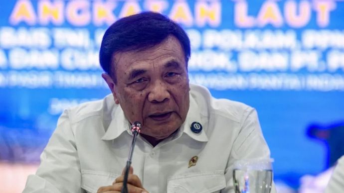 Menteri Koordinator Bidang  Politik dan Keamanan Djamari Chaniago memberikan keterangan kepada media tentang pengagalan distribusi pasir timah ilegal di Koarmada RI, Jakarta, Selasa, 12 Mei 2026. TNI AL berhasil mengagalkan distribusi pasir timah ilegal di kawasan PIK 2 sebanyak 16 ton dengan nilai lelang Rp800 juta. 