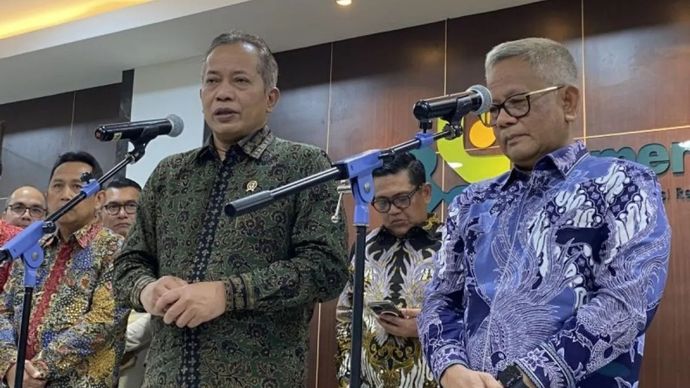 Menteri Koperasi Ferry Juliantono (kiri) didampingi Direktur Utama PT Agrinas Palma Nusantara Mohammad Abdul Ghani (kanan) menyampaikan keterangan pers di Jakarta, Kamis, 2 Juli 2026.