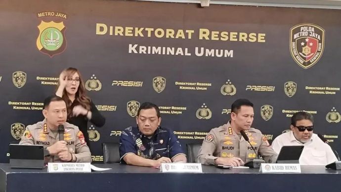 Kapolres Metro Jakarta Pusat, Kombes Pol Reynold E. P Hutagalung (kiri) saat menghadiri konferensi pers di Polda Metro Jaya, Jumat, 3 Juli 2026.