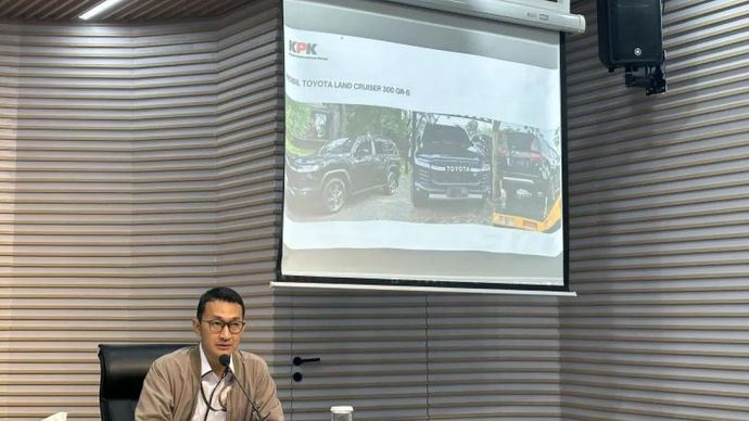 Juru Bicara Komisi Pemberantasan Korupsi Budi Prasetyo memperlihatkan barang bukti kasus dugaan suap jual beli jabatan di lingkungan Pemerintah Kabupaten Kuantan Singingi, di Gedung Merah Putih KPK, Jakarta, Rabu, 1 Juli 2026