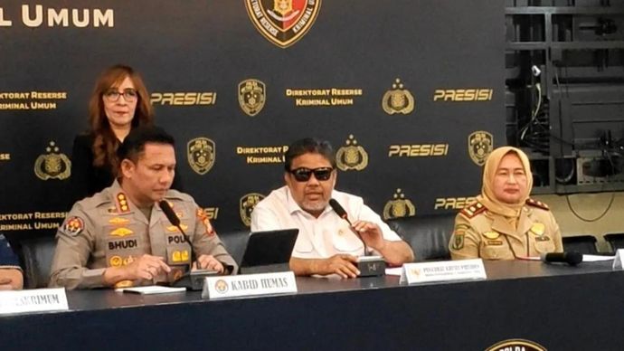 Penasihat Khusus Presiden Bidang Ketenagakerjaan dan Kesejahteraan Buruh, Said Iqbal (tengah) saat konferensi pers di Gedung Ditreskrimum Polda Metro Jaya, Jumat, 3 Juli 2026