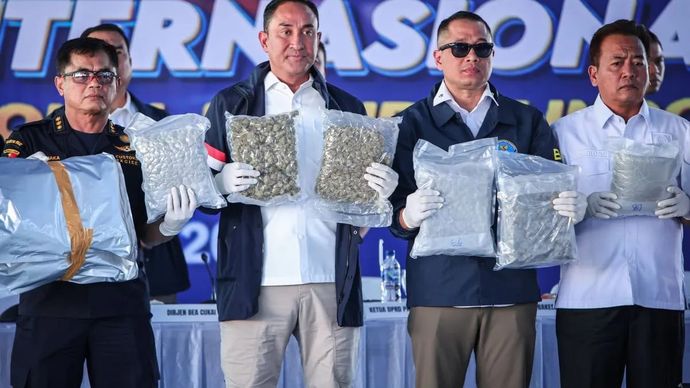 Kepala BNN Komjen Pol Suyudi Ario Seto (kedua kiri) bersama Dirjen Bea Cukai Djaka Budhi Utama (kiri), Kepala BNNP Jatim Brigjen Pol Budi Mulyanto (kedua kanan), dan Wakil Ketua Komisi A DPRD Jatim Budiono (kanan) menunjukkan barang bukti saat pers rilis terkait penyelundupan kuncup bunga cannabinoid (cannabis buds)  di kawasan pergudangan Prambanan Bizland, Gresik, Jawa Timur, Kamis, 2 Juli 2026. BNN bersama Bea Cukai dan kepolisian berhasil menggagalkan upaya penyelundupan narkotika asal Thailand sebanyak 3,37 ton cannabis buds serta mengamankan 12 orang terduga pelaku