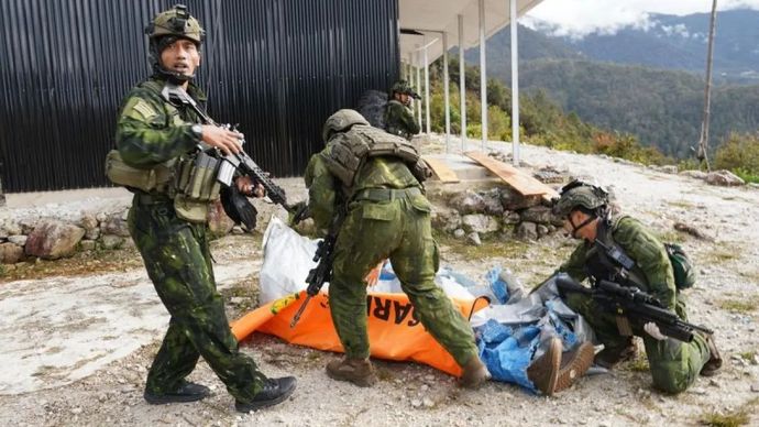 Personel Koops Habema TNI melakukan evakuasi jenazah pilot pesawat PT AMA Nicholas F Goselin (29) yang diduga ditembak oleh anggota KKB, di Balinggama, Distrik Sobaham, Kabupaten Yahukimo, Papua Pegunungan, Kamis, 2 Juli  2026.