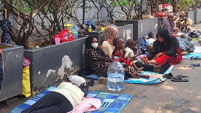 Sejumlah pengungsi kembali mendatangi bagian belakang kantor Komisioner Perserikatan Bangsa-Bangsa Urusan Pengungsi (UNHCR) di Kuningan, Jakarta Selatan, setelah diberi imbauan persuasif oleh Pemerintah Kota Administrasi Jakarta Selatan, Jumat, 3 Juli 2026