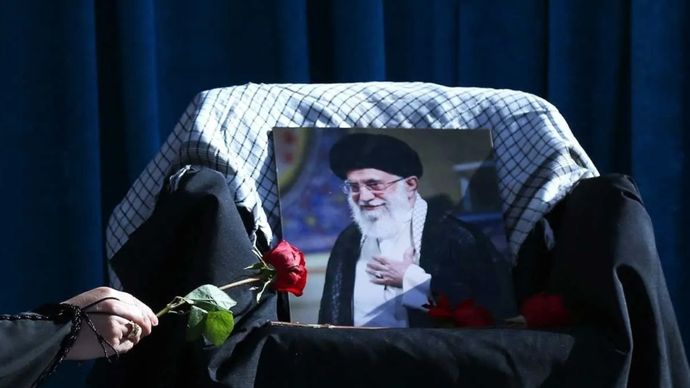 Seorang warga memberikan penghormatan bunga mawar saat unjuk rasa untuk berkabung untuk pemimpin tertinggi Iran yang telah meninggal, Ali Khamenei, dan menyatakan kesetiaan kepada Pemimpin Tertinggi yang sedang menjabat, Mojtaba Khamenei, di Teheran, Iran, Kamis, 7 Mei 2026.
