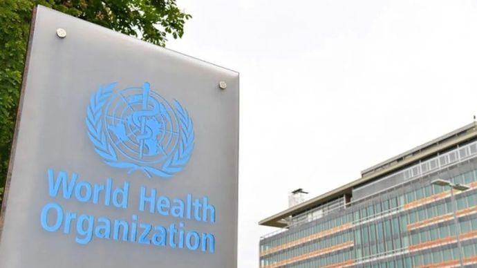 Foto yang diambil pada 21 Mei 2023 ini memperlihatkan logo Organisasi Kesehatan Dunia (WHO) dengan latar belakang kantor pusat WHO di Jenewa, Swiss. 