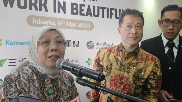 Direktur Jenderal Sumber Daya Manusia Kesehatan Yuli Farianti (kiri). 