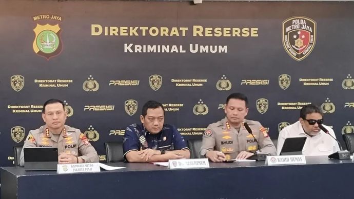 Direktur Reserse Kriminal Umum (Dirreskrimum) Polda Metro Jaya, Kombes Iman Imanuddin (kedua dari kiri) saat konferensi pers di Jakarta, Jumat, 3 Juli 2026.