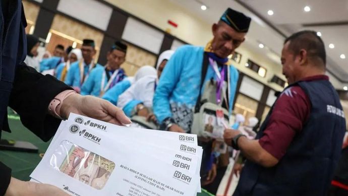 Arsip Foto - Petugas memperlihatkan amplop berisi uang saku untuk biaya hidup sebelum dibagikan kepada jamaah calon haji (JCH) Embarkasi Makassar di Asrama Haji Makassar, Sulawesi Selatan, Selasa, 21 April 2026