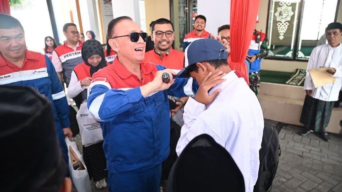 Pertamina mewujudkan kepedulian sosial dengan menyerahkan 200 paket bantuan pendidikan yang terdiri dari paket seragam, sepatu dan perlengkapan sekolah, serta santunan berupa uang tunai kepada siswa tingkat SD dan SMP. (Istimewa)