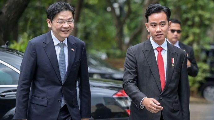Arsip foto - Wakil Presiden Gibran Rakabuming Raka (kanan) bersama Perdana Menteri Singapura Lawrence Wong berjalan dalam pertemuan di Plataran Hutan Kota, Senayan, Jakarta, Rabu, 6 November 2024.