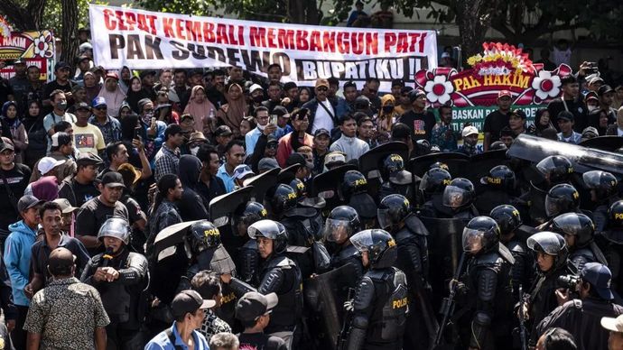 Personel Korps Brimob melakukan pengamanan terhadap pendukung Bupati Pati nonaktif usai sidang putusan sela di Pengadilan Tipikor, Semarang, Jawa Tengah, Senin, 29 Juni 2026. Majelis hakim memutuskan menolak menolak eksepsi atau nota keberatan yang diajukan oleh terdakwa Bupati Pati nonaktif Sudewo dalam kasus dugaan suap dan gratifikasi terkait pelaksanaan sejumlah proyek di Direktorat Jenderal Kereta Api (DJKA) Kementerian Perhubungan senilai total Rp3,8 miliar saat menjabat anggota Komisi V DPR periode 2021-2023 serta dugaan pemerasan dalam seleksi perangkat desa di Kabupaten Pati periode 2025-2026 senilai Rp2,6 miliar saat menjabat Bupati Pati