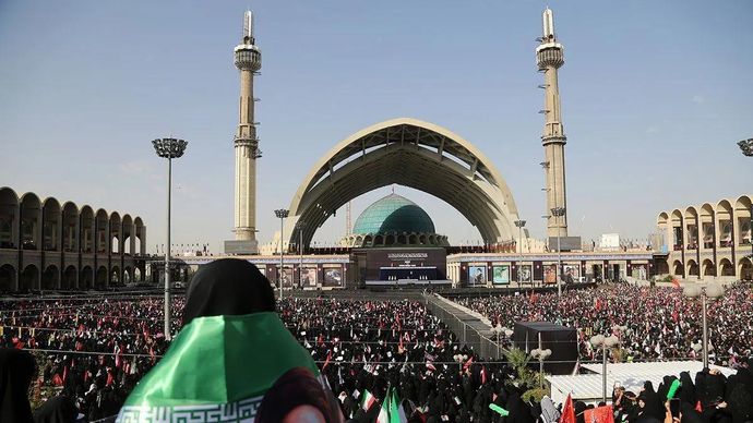 Ribuan pelayat menghadiri upacara pemakaman mantan Pemimpin Tertinggi Iran Ali Khamenei di Masjid Imam Khomeini Mosalla di Teheran, Iran, pada 4 Juli 2026. Khamenei meninggal dunia dalam serangan gabungan AS-Israel terhadap Iran pada 28 Februari. Ben