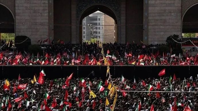Puluhan ribu orang berkumpul dalam upacara perpisahan mendiang Pemimpin Tertinggi Iran, Ali Khamenei, di Masjid Imam Khomeini Mosalla di Teheran, Iran, pada Sabtu, 4 Juli 2026. 