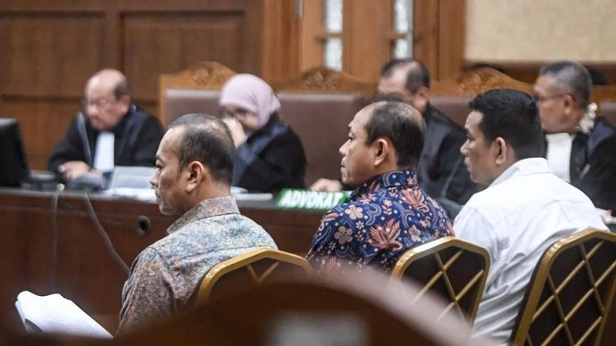Mantan pejabat Ditjen Bea dan Cukai Sisprian Subiaksono (tengah), Rizal Fadillah (kiri) dan Orlando Hamonangan (kanan) mengikuti sidang dengan agenda pembacaan dakwaan di Pengadilan Tipikor, Jakarta, Jumat, 3 Juli 2026. Ketiga mantan pejabat Bea Cukai Sisprian Subiaksono, Rizal Fadillah dan Orlando Hamonangan didakwa terima gratifikasi dan suap senilai Rp63,5 M dari PT Blueray Cargo (Group).