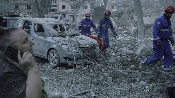 Operasi pencarian dan penyelamatan sedang berlangsung di lokasi-lokasi yang rusak akibat serangan Rusia&mdash;termasuk sebuah gedung apartemen bertingkat dan beberapa rumah pribadi di distrik Darnytskyi, Kyiv, Ukraina&mdash;pada 2 Juli 2026. Serangan tersebut menewaskan 13 orang dan melukai lebih dari 30 orang lainnya. 