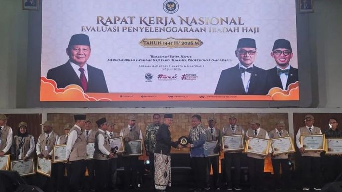 Menteri Haji dan Umrah Mochamad Irfan Yusuf memberikan penghargaan untuk Polri dalam Rapat Kerja Nasional Evaluasi, di Jakarta