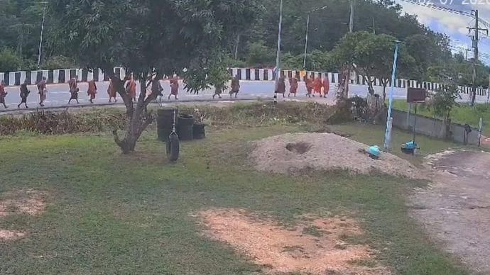 Rekaman cctv jajaran biksu berjalan kaki