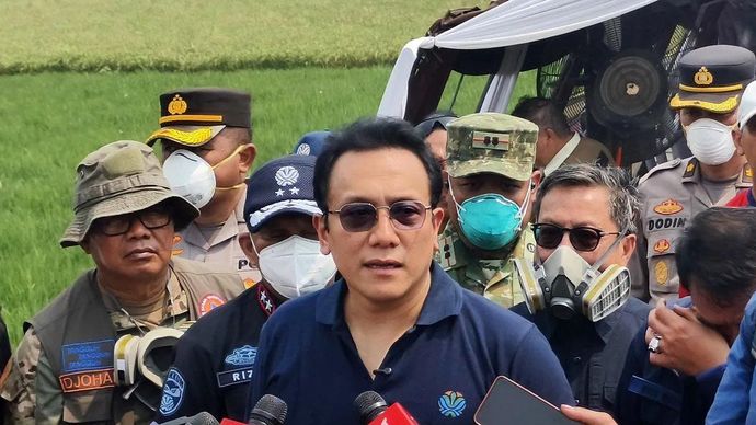 Wakil Menteri Lingkungan Hidup (LH) Diaz Faisal Malik Hendropriyono memberikan pernyataan resmi terkait penanganan kebakaran TPA Jatiwaringin, Mauk, Kabupaten Tangerang, Banten, Sabtu, 4 Juli 2026