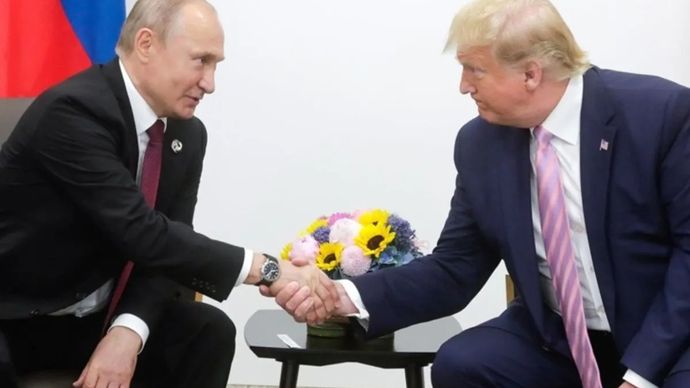 Arsip foto - Presiden Rusia Vladimir Putin dan Presiden Amerika Serikat Donald Trump.