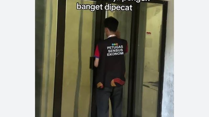 Salah seorang petugas sensus yang ditolak warga. 