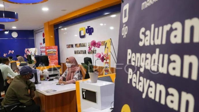 Petugas melayani wajib pajak yang melakukan pelaporan Surat Pemberitahuan Tahunan (SPT) di Kantor Pelayanan Pajak Pratama Makassar Barat di Makassar, Sulawesi Selatan
