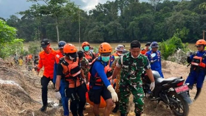 Jasad Aiptu Sumariyanto saat dievakuasi dari DAS Katingan Desa Rantau Asem, Minggu, 5 Juli 2026.