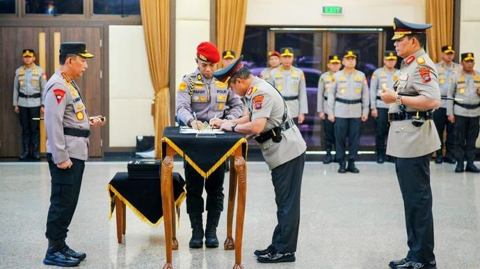 Kapolri lantik PJU Polri dan kapolda baru. 