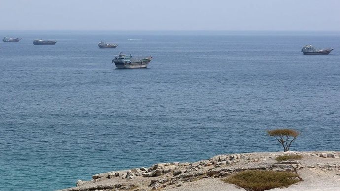Situasi Selat Hormuz di dekat Khasab, kota kecil di Oman utara, Sabtu, 20 Juni 2026.